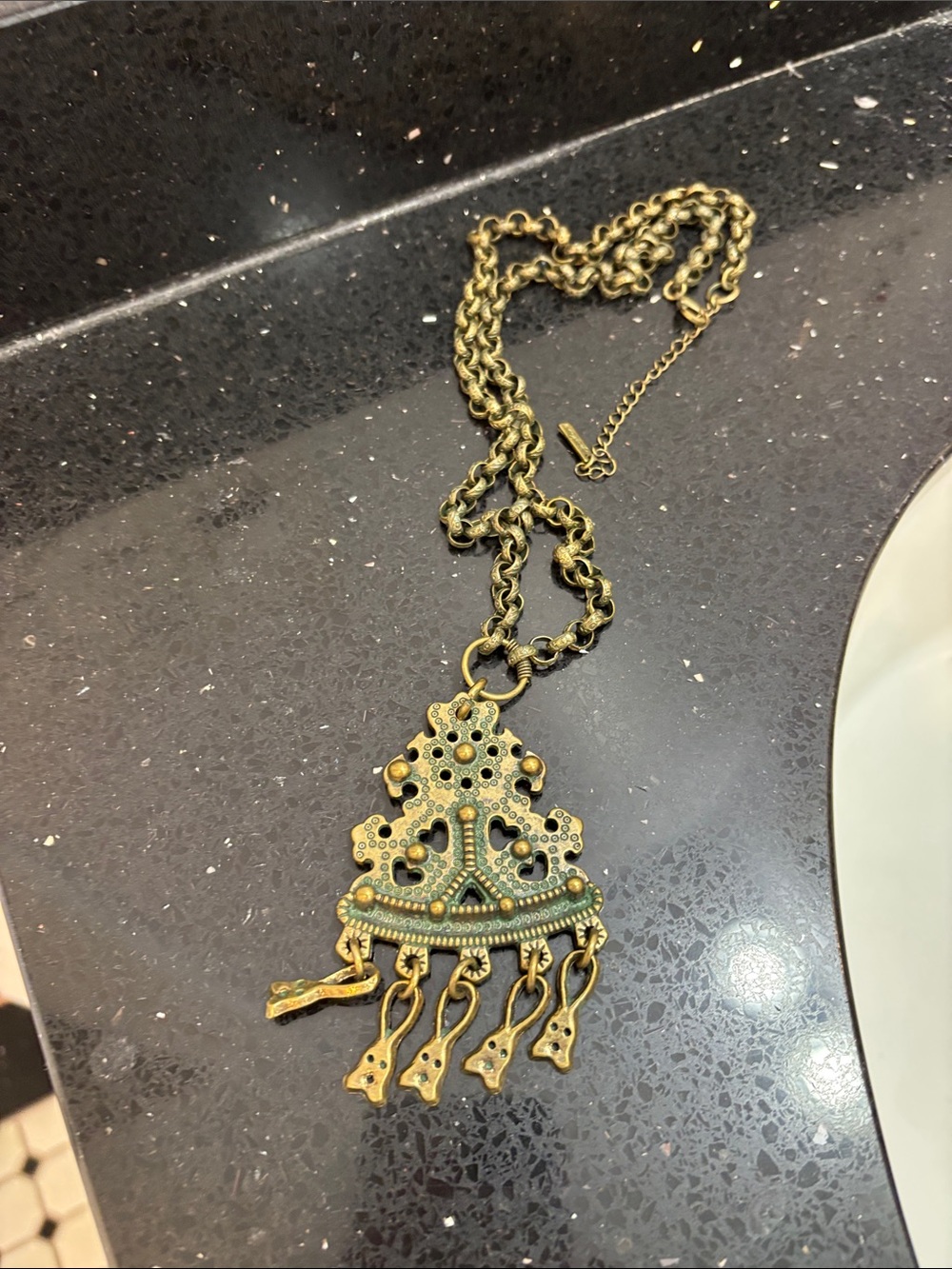 Jewelmint Gold and Green Filigree Pendant Necklace